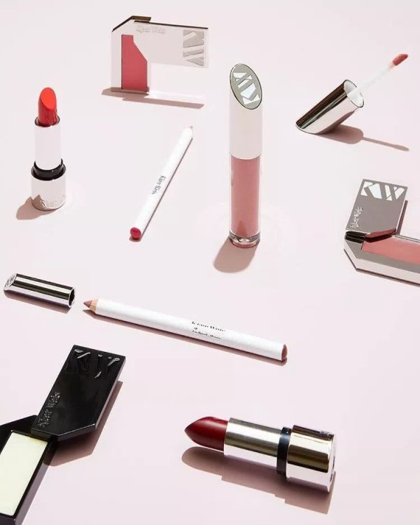 2018年彩妆行业消费现状与市场趋势分析:消费观念趋于身份认同 明星网红自创品牌