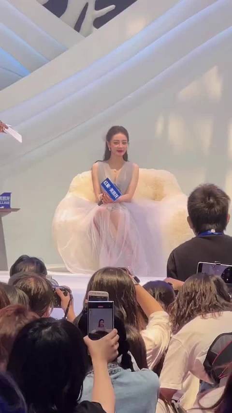 原本以为迪丽热巴要媚一下，原来只是衣服挂到了