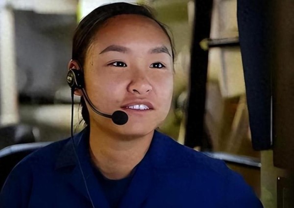 华裔女兵郑浩儿：中国身世与美国军队的身份认同冲突