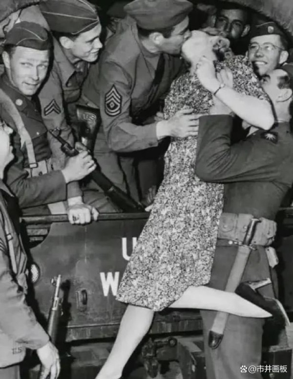 1943年,被美国大兵托起、热情拥吻的女明星