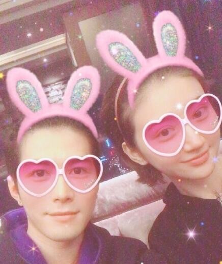 景甜偶遇张涵予机场热聊拥抱道别 盘点景甜娱乐圈好人缘