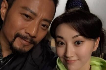 景甜偶遇张涵予机场热聊拥抱道别 盘点景甜娱乐圈好人缘