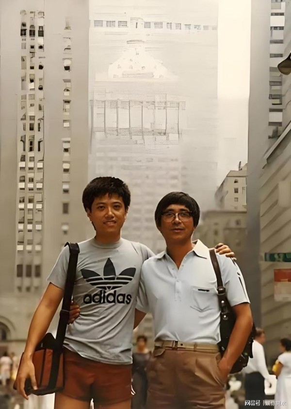 1985 年，陈丹青与张颂南在纽约街头的合影