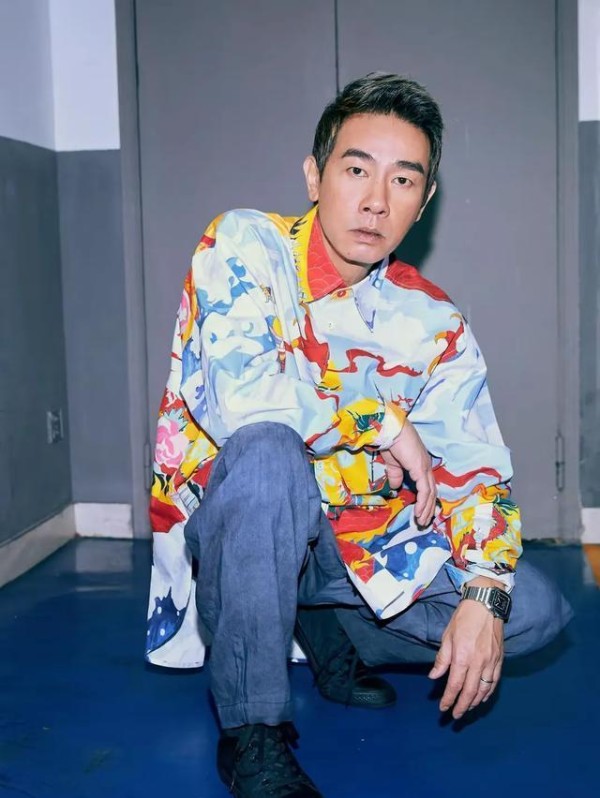 郑伊健陈小春重聚演唱，友情岁月感动全场，泪洒舞台兄弟情深