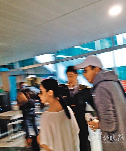 双双现身越南机场