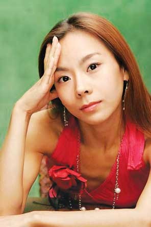 韩国知名歌星许文英 报名中国整形明星秀