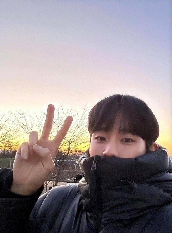 金秀贤晒近照，在落日下比耶少年感十足，成功躲过韩国空气酵母？