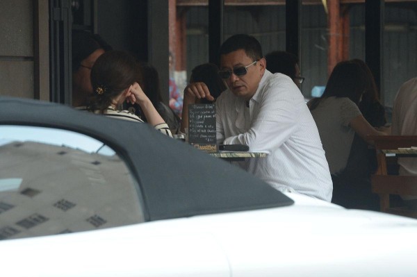 向太炮轰王家卫背后:明星合作内幕与娱乐圈的权力博弈