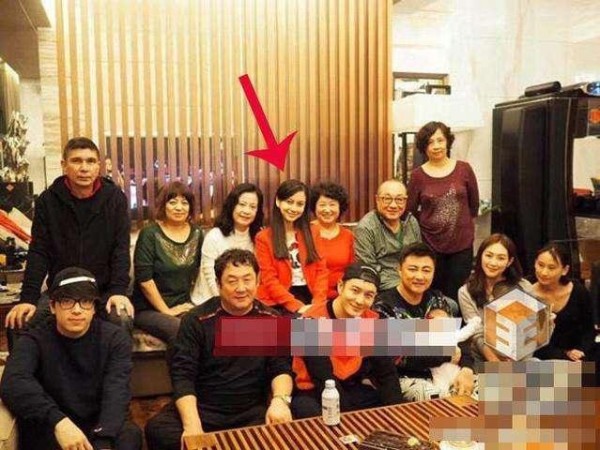 女星与婆婆合影照片盘点，这些细节暴露了婆媳关系如何？（2）