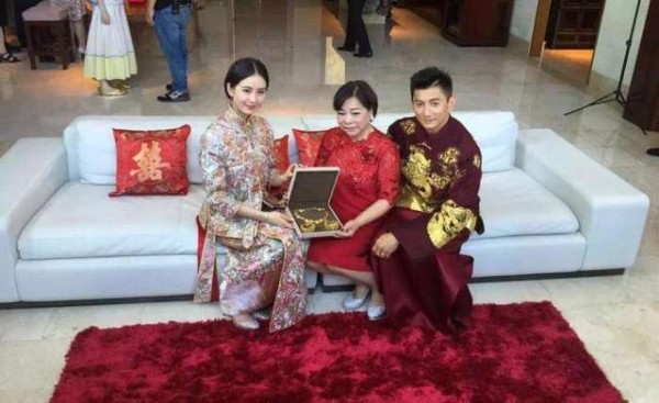 女星与婆婆合影照片盘点,这些细节暴露了婆媳关系如何?(2)