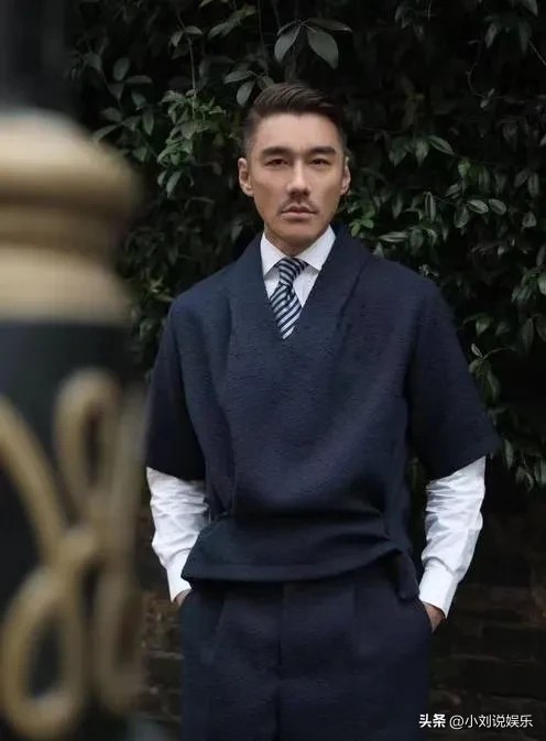 小刘说娱乐:胡兵的感情经历丰富且备受关注。他的初恋女友是名模包海清,两人在1995年因工作相识,彼时胡兵事业处于上升期,包海清在模特界也颇有名气,她比胡兵大8岁 。尽管两人郎才女貌,但这段感情遭到胡兵父母反对,最终无奈分手。令人唏嘘的是,包海清情场失意后事业也陷入低谷,最终选择出家。
之后,胡兵与瞿颖因合作《真情告白》结缘,成为备受关注的荧幕情侣,戏里戏外的互动让胡兵动了真心,他多次公开表示暗...