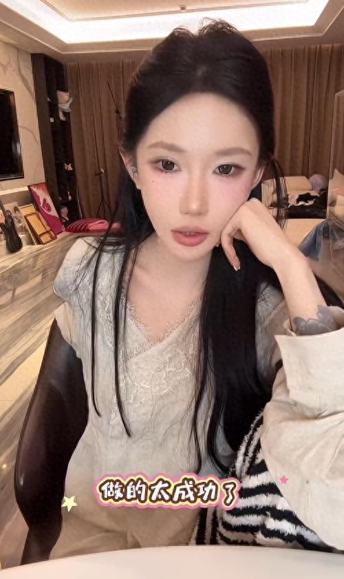 明星张小婉的嘴怎么怪怪的