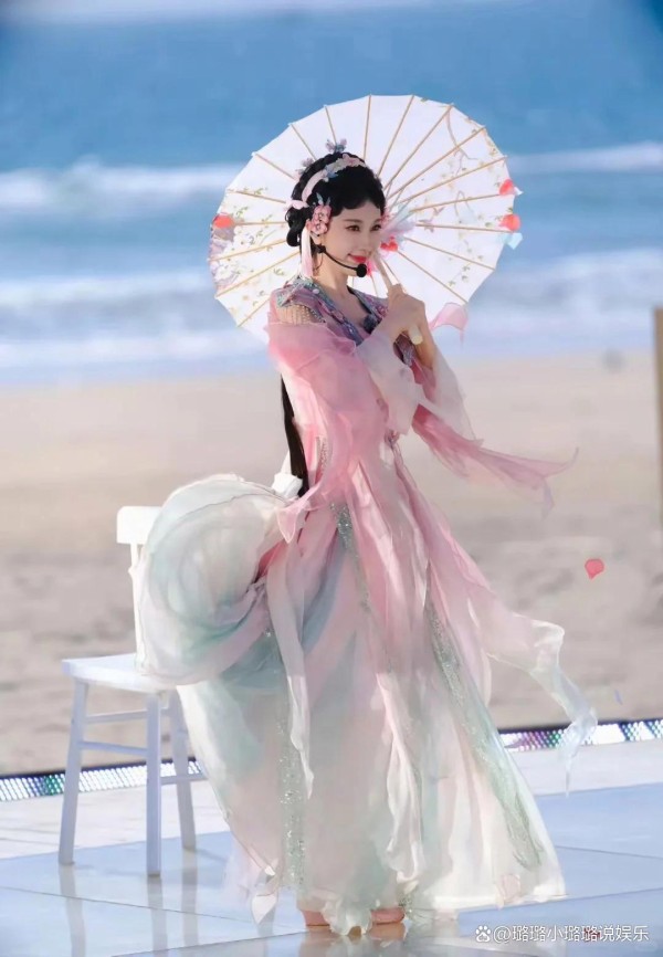 邓超是她幕后大佬，和黄宗泽传绯闻的她，33岁靠浪姐逆袭成黑马