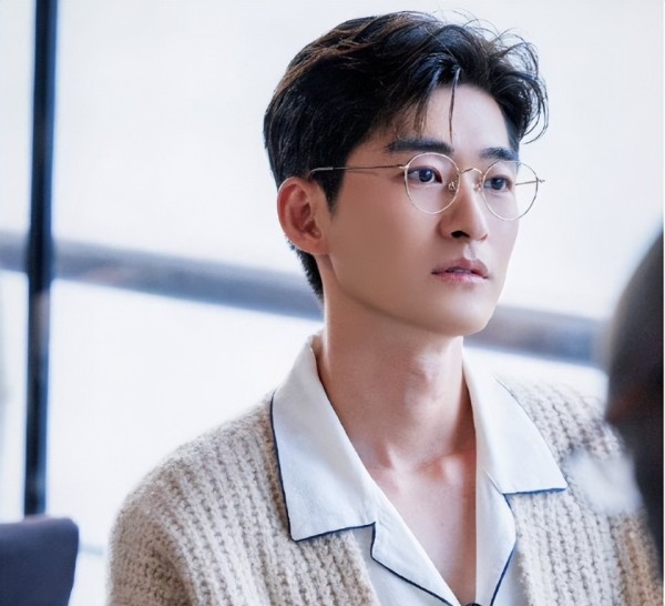 两段恋爱轰轰烈烈,事业高开低走,张翰还能再火回当初吗?