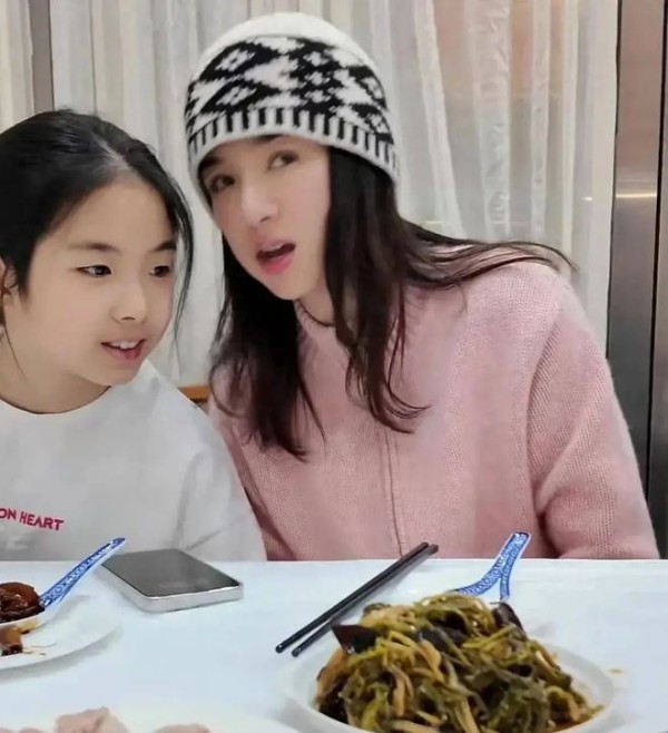 黄奕带女儿上热搜背后：这届女明星当妈，主打一个“人间清醒”