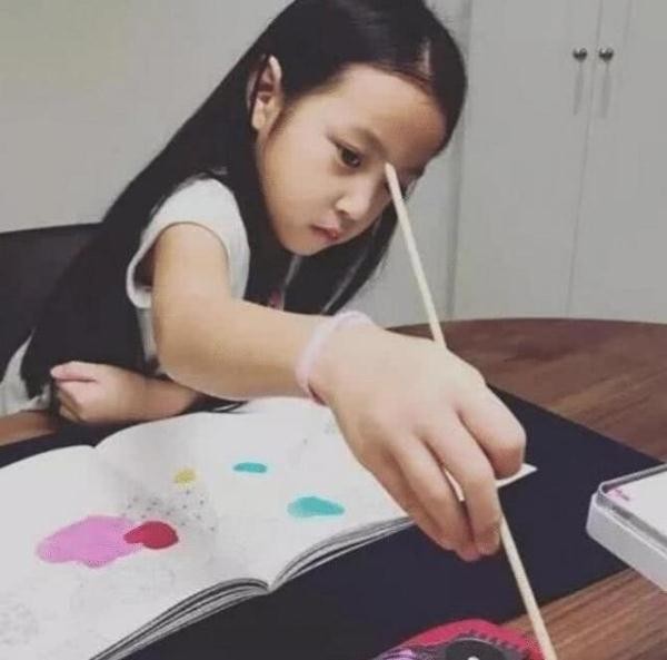 赵薇罕见晒继子与女儿合影，两兄妹相处方式暴露关系