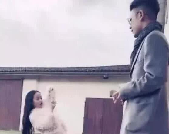 赵薇罕见晒继子与女儿合影，两兄妹相处方式暴露关系