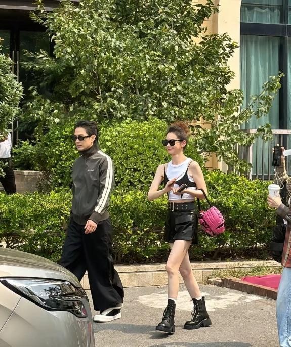 戚薇一家理发,3岁儿子胖嘟嘟,她老公单手抱娃,脸过瘦变丑了?