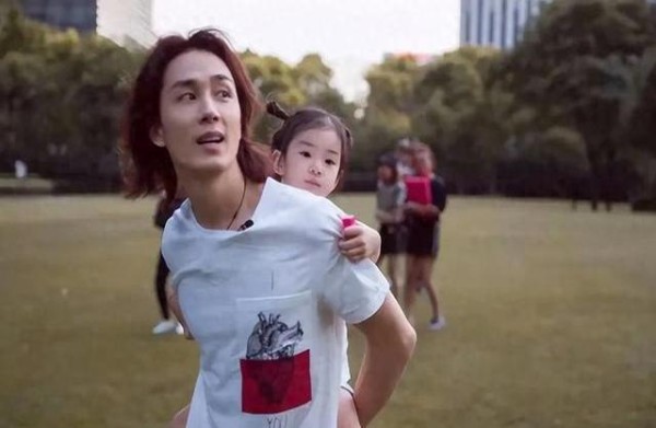 戚薇回老家美国过年,2岁二胎儿子首次曝光,留着长发皮肤黝黑