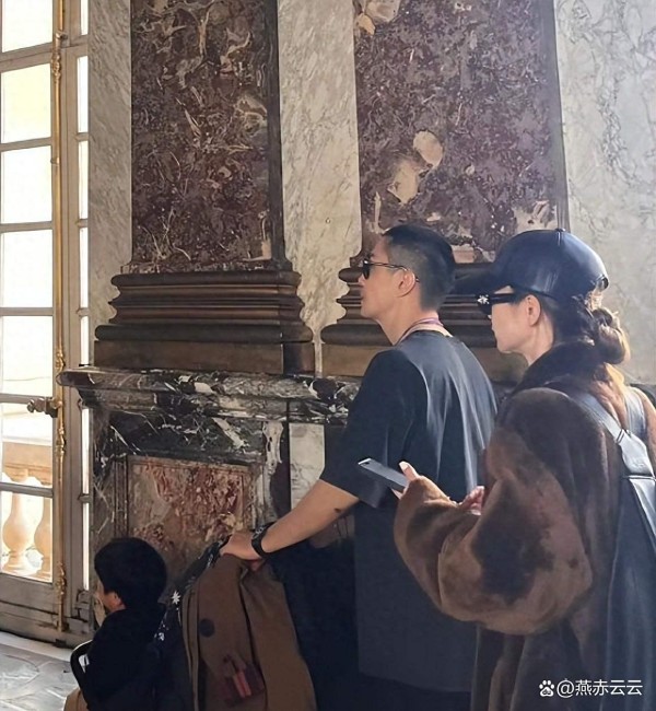 戚薇李承铉携儿子巴黎亮相,萌娃神似妈妈引全网热议家庭温馨