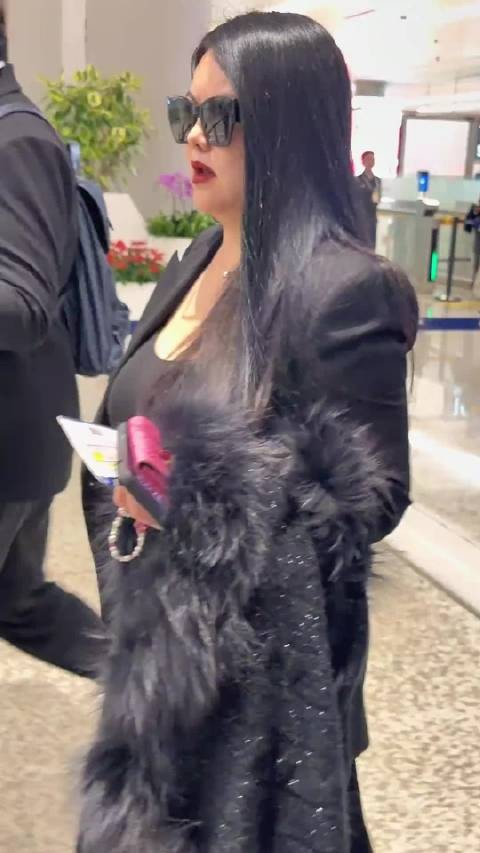 李湘机场遇网友提问模仿者笑而不答