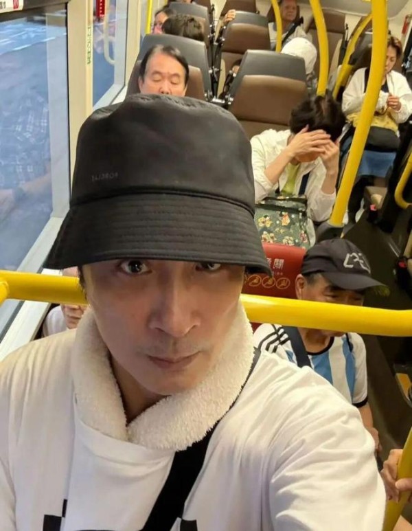 63岁演员吴镇宇刷老年卡坐公交,被疑“冒用他人证件”还差点被赶下车,现场掏证自证,网友:太真实了!