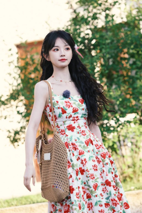 田曦薇化身森系少女,碎花长裙搭配浪漫卷发甜度满分