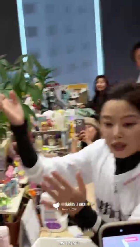 辛芷蕾发礼物把戒指甩飞,那一瞬间我还以为看错了,这剧情比电视剧还精彩!