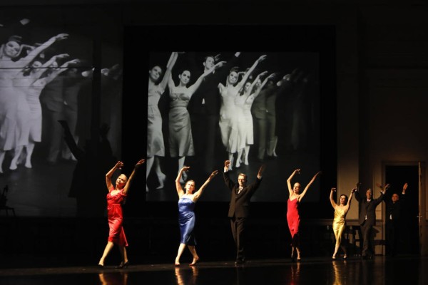 回响皮娜·鲍什的1978，9位白发舞者登台《交际场》