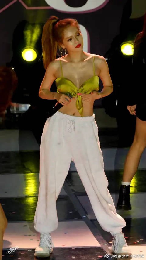 完美身材，大长腿气场全开