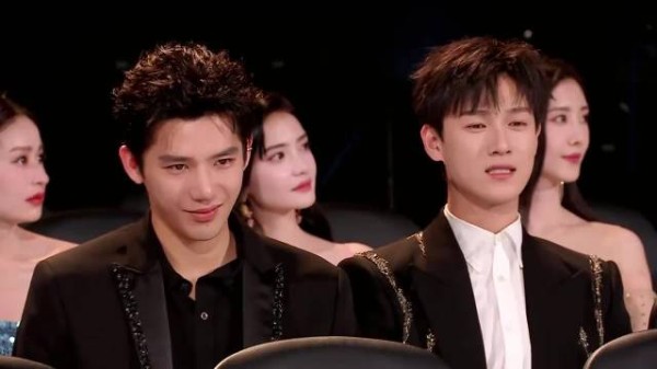 一直以为王安宇帅,谁料当他跟李昀锐同框后,五官和气场全输了!