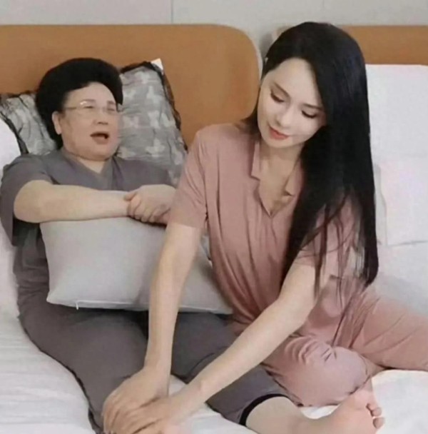 揭秘伊能静与秦昊妈妈深度互动：温馨家庭新篇章