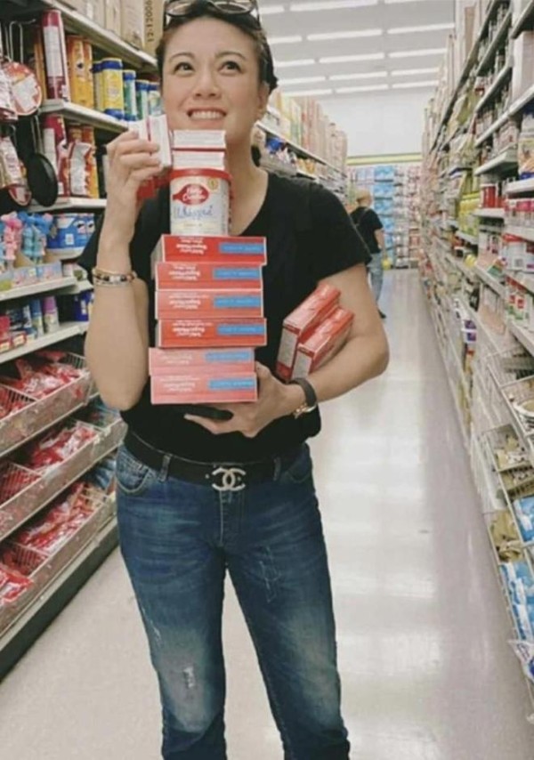 廖碧儿回加为父母庆金婚,二老夫妻脸超慈祥,80岁秦沛也现身!