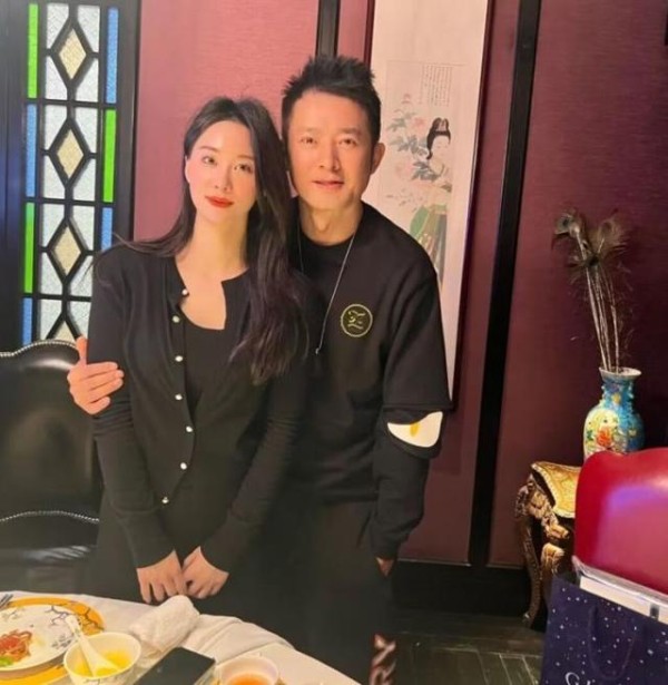 50岁任泉近照曝光,发际线后移明显,与女老板紧搂手臂引热议