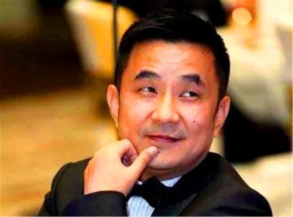 欠债800亿逃亡外国,带走一女明星和61个亿,父亲去世都不回来!