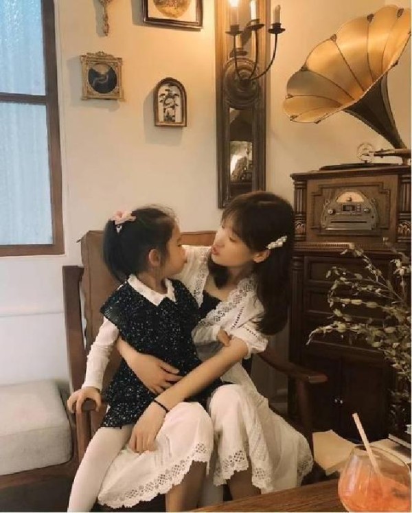这些明星母子情深,却打破了传统家庭模式想象