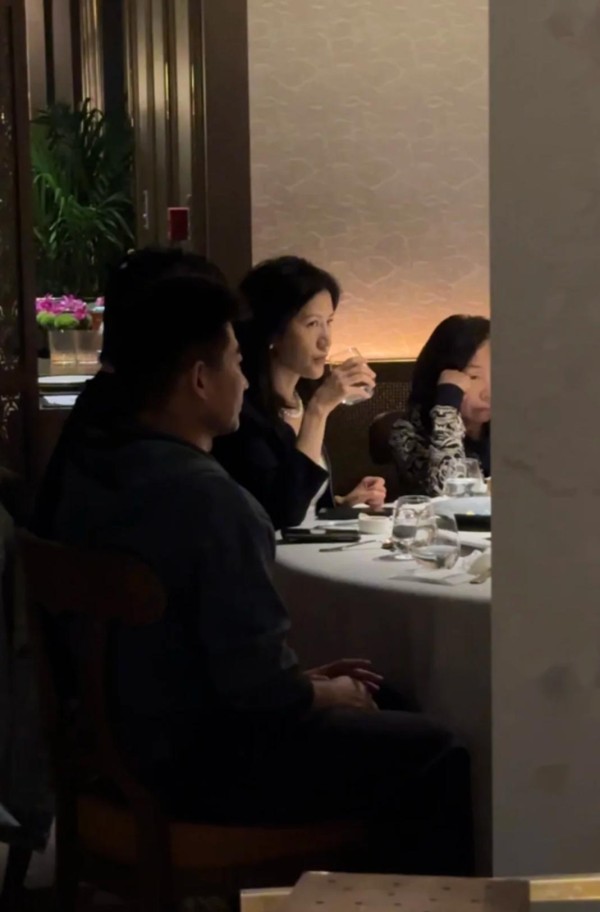 陆毅一家聚会照曝光!鲍蕾与婆婆同坐亲如母女,陆妈妈看着好年轻