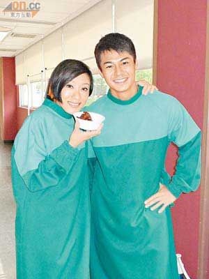 杨怡与罗仲谦不受绯闻影响，大方合照