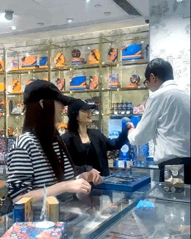 街头互动见证：谢娜与李小冉的真挚友谊