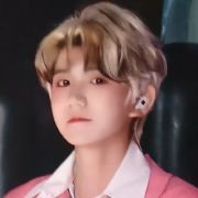 #黄雅莉晒与王源合照...