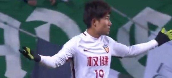 杨旭与韩国球员冲突后仅外援帕托为其解围，央视：你得比韩国能拼