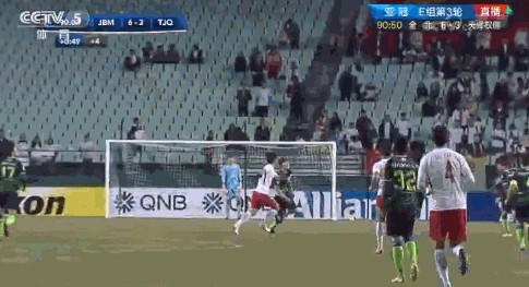 杨旭与韩国球员冲突后仅外援帕托为其解围，央视：你得比韩国能拼