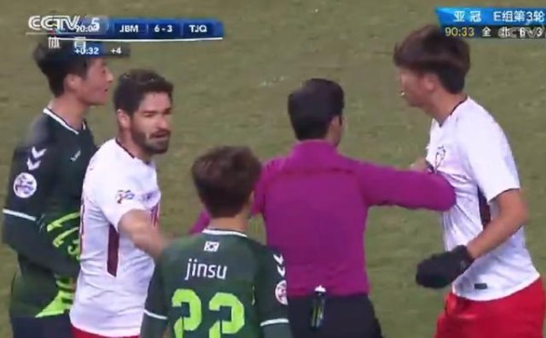 杨旭与韩国球员冲突后仅外援帕托为其解围，央视：你得比韩国能拼