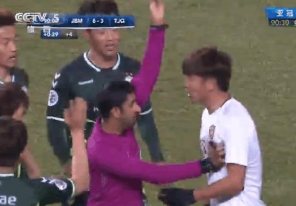 杨旭与韩国球员冲突后仅外援帕托为其解围，央视：你得比韩国能拼