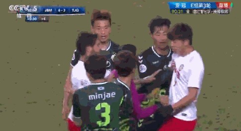 杨旭与韩国球员冲突后仅外援帕托为其解围，央视：你得比韩国能拼