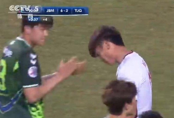 杨旭与韩国球员冲突后仅外援帕托为其解围，央视：你得比韩国能拼