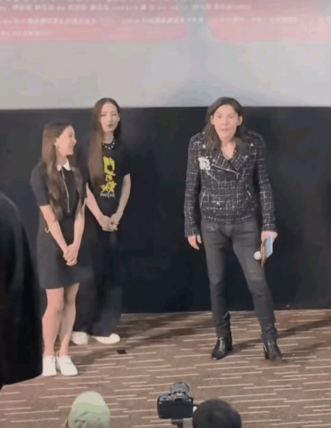 刚好：突发消息！

郭碧婷和向佐这对明星夫妻最近因为疑似未领结婚证、家庭关系及公众形象问题再次成为话题中心。

事情是这样的，有传闻称郭碧婷和向佐虽然已经举办了婚礼并且有了两个孩子，但是可能并没有正式领取结婚证书。这一情况引发了网友们的广泛关注和猜测，有的人认为这是豪门家族为了保护家产的一种策略，也有人质疑两人之间的真实感情状态。

此外，向佐在母亲直播卖货时被批评后对网友的反应也被认为不够成熟，...