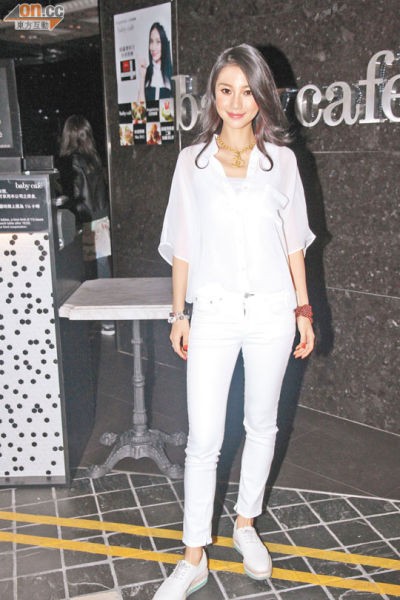 Angelababy对好姐妹熊黛林的感情问题，不敢再多说一句。