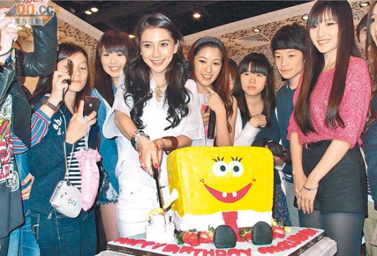 Angelababy与粉丝切蛋糕庆祝生日。