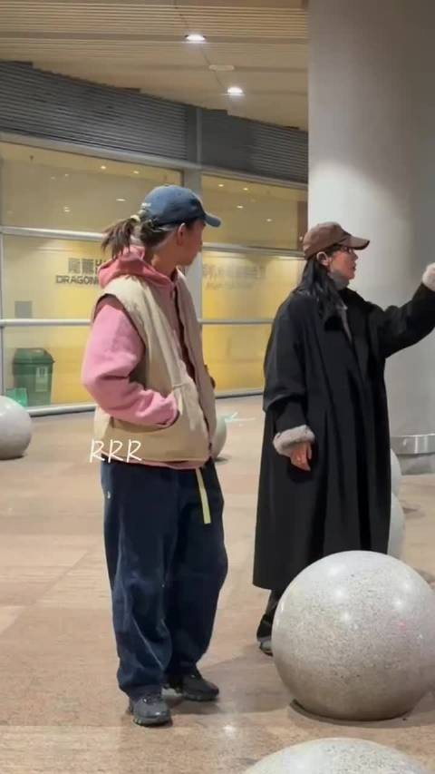 白百何携两子回国,17岁长子扎长发显酷帅